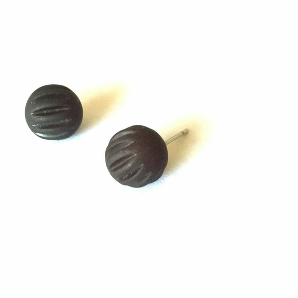 Black Matte Vintage Ridged Lucite Stud Earrings - Picture 3 of 5